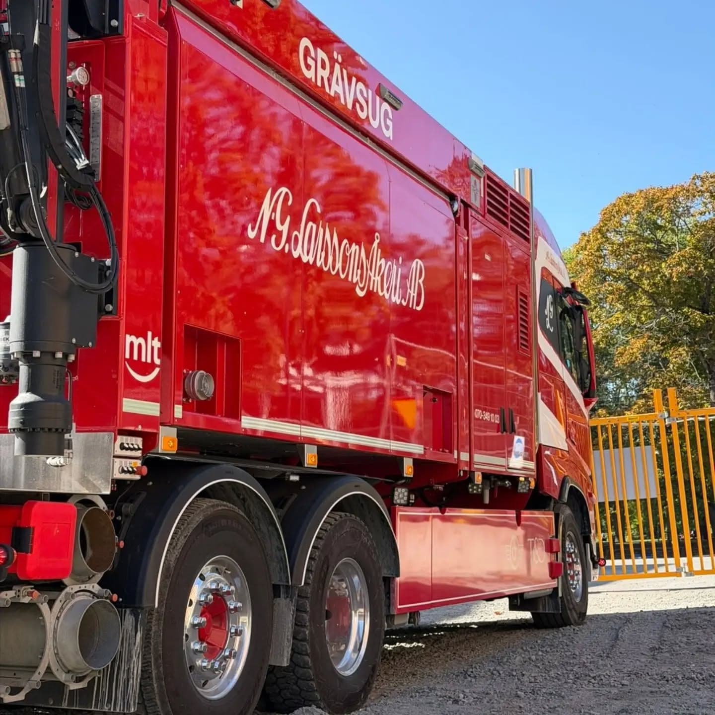 Grävsugens tank med åkeriets namn i skrivstil