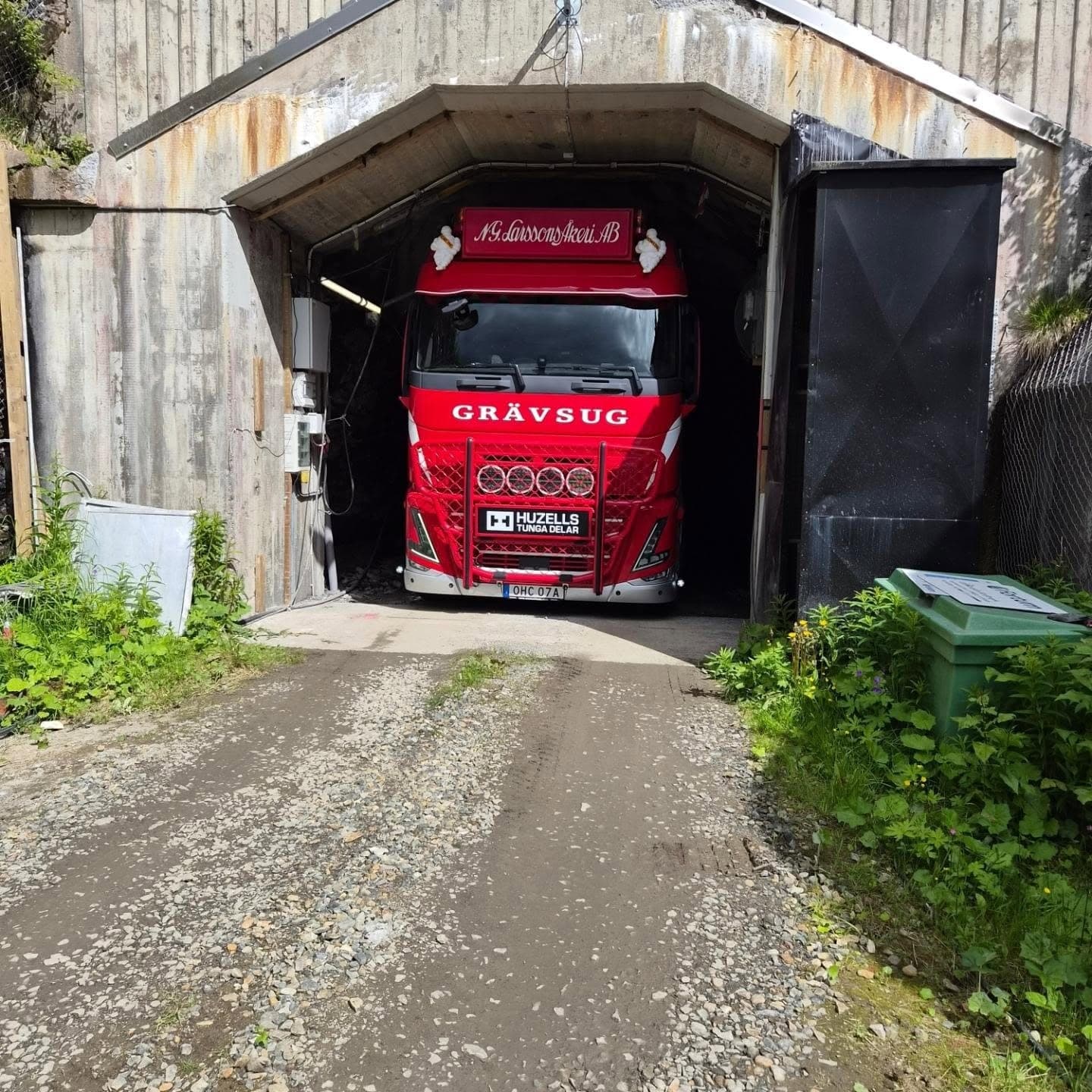 Grävsugen inbackad i en trång garageport