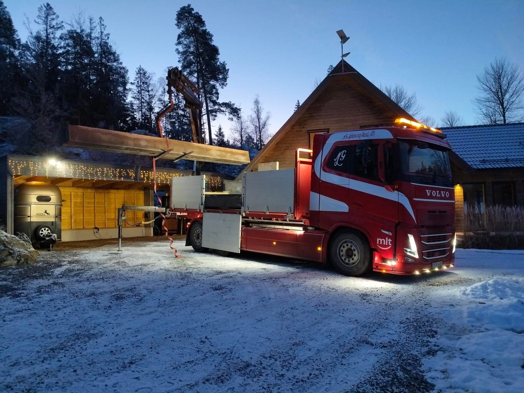 Lastbil med stålbalk en snöig vintermorgon